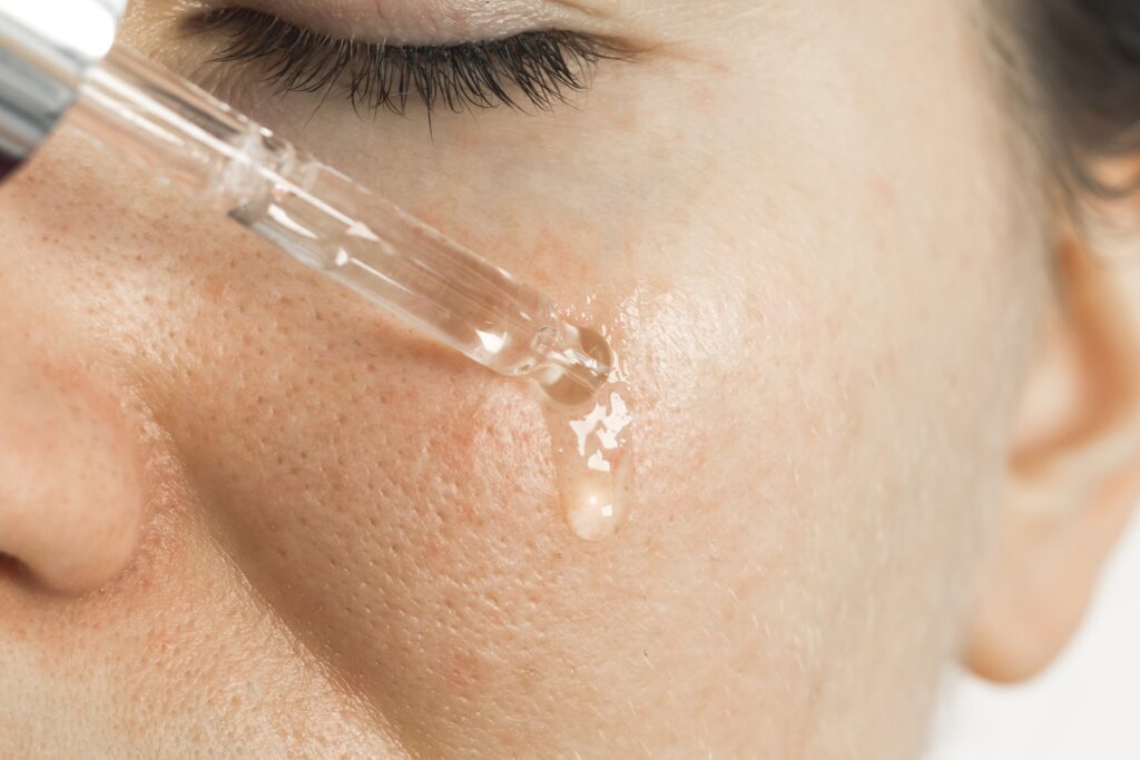 15 sérums peptidiques à essayer pour les ridules et la sécheresse