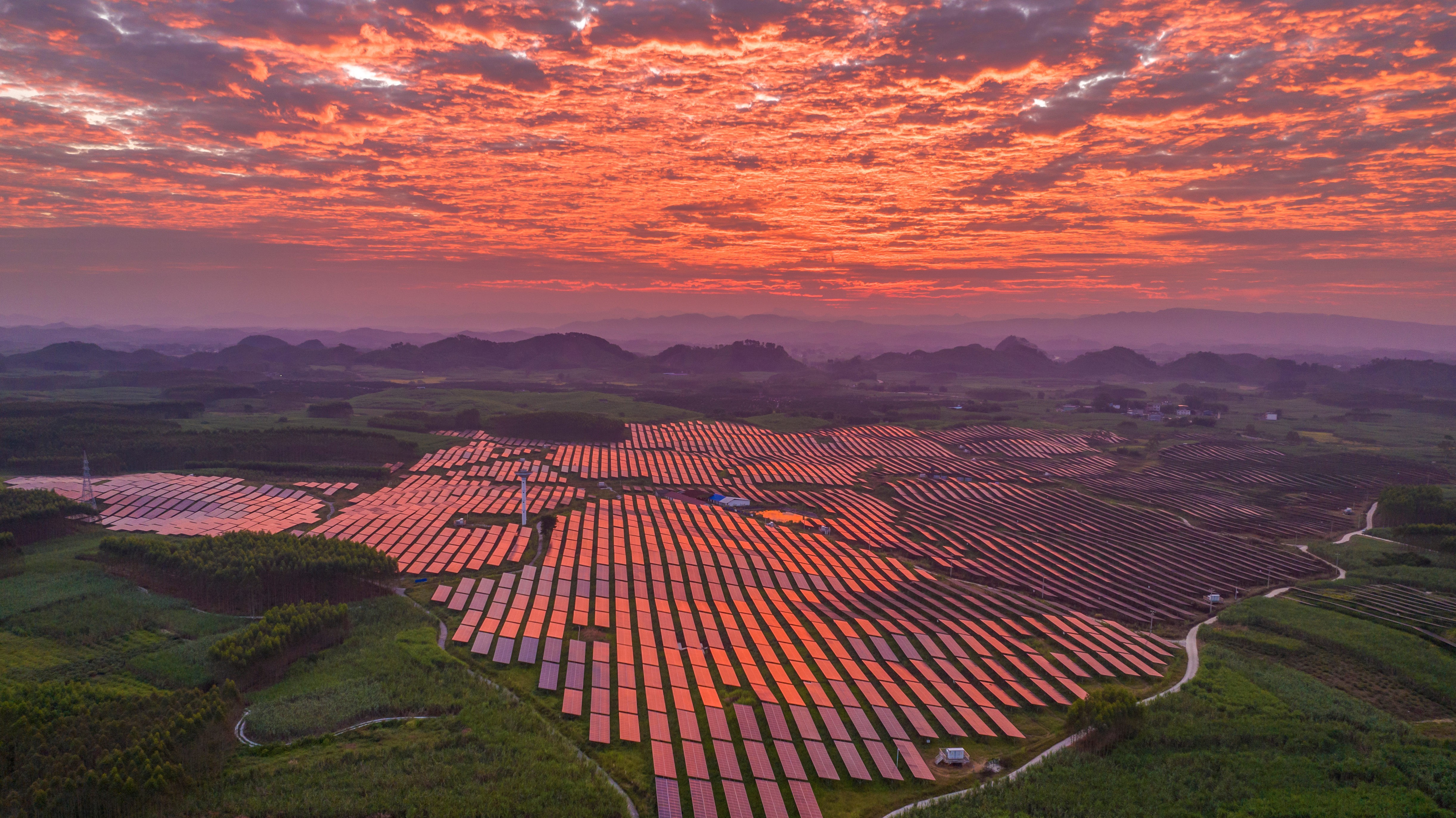 Vue aérienne d'une ferme agrivoltaïque dans la ville de Hechi, en Chine, le 25 octobre 2025.