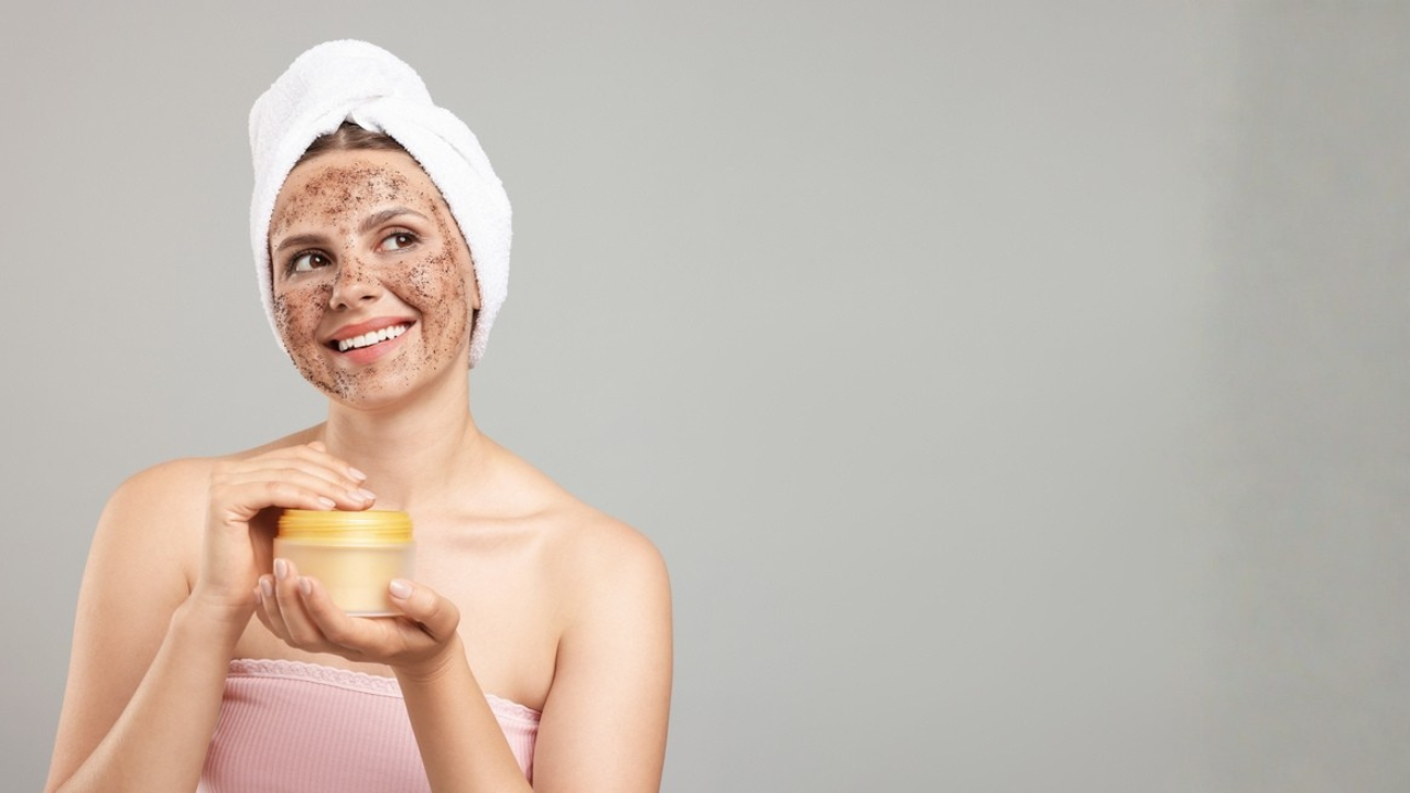 14 exfoliants doux pour les peaux ternes après le froid
