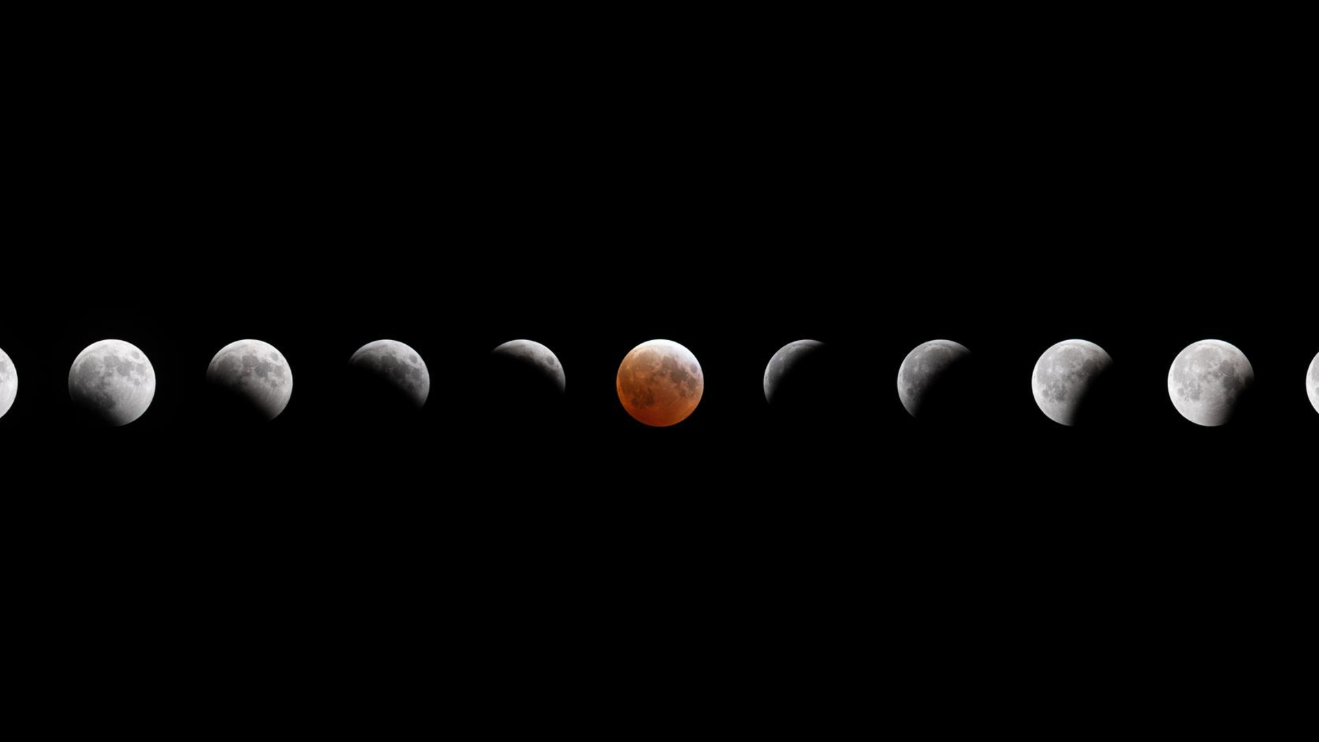 Une image composite montrant la petite sphère grise de la lune dans un ciel nocturne sombre alors qu'elle atteint différentes phases d'une éclipse lunaire. 