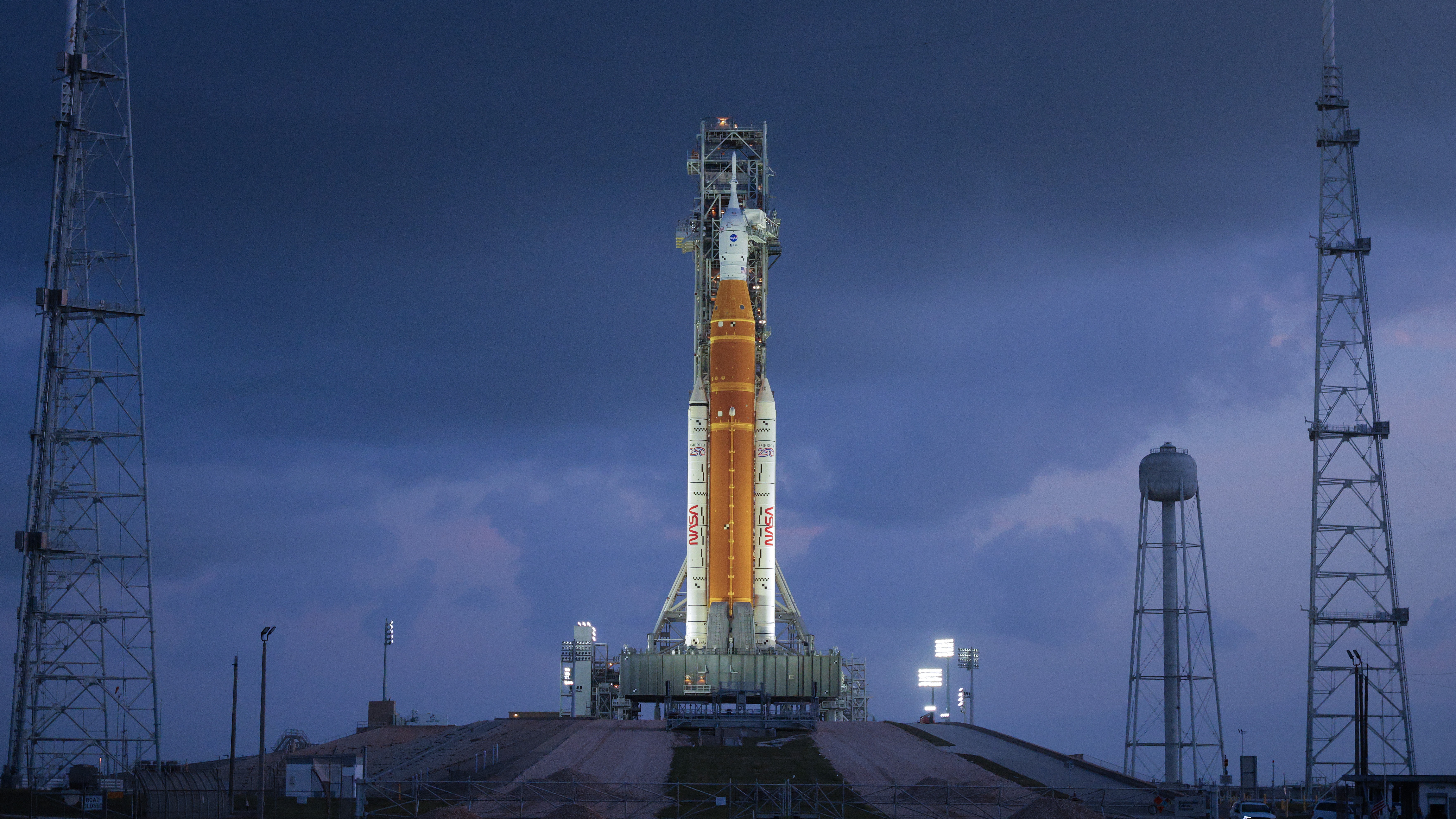 La fusée Artemis II Space Launch System et le vaisseau spatial Orion de la NASA se trouvent sur le complexe de lancement 39B du Kennedy Space Center, en Floride, le 31 mars.