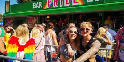 Conseils essentiels de sécurité en voyage LGBTQ+ pour la vie nocturne queer à l’étranger