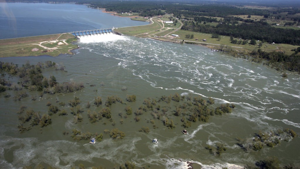 Vue du barrage de Livingston au Texas lors d'un lâcher d'eau.