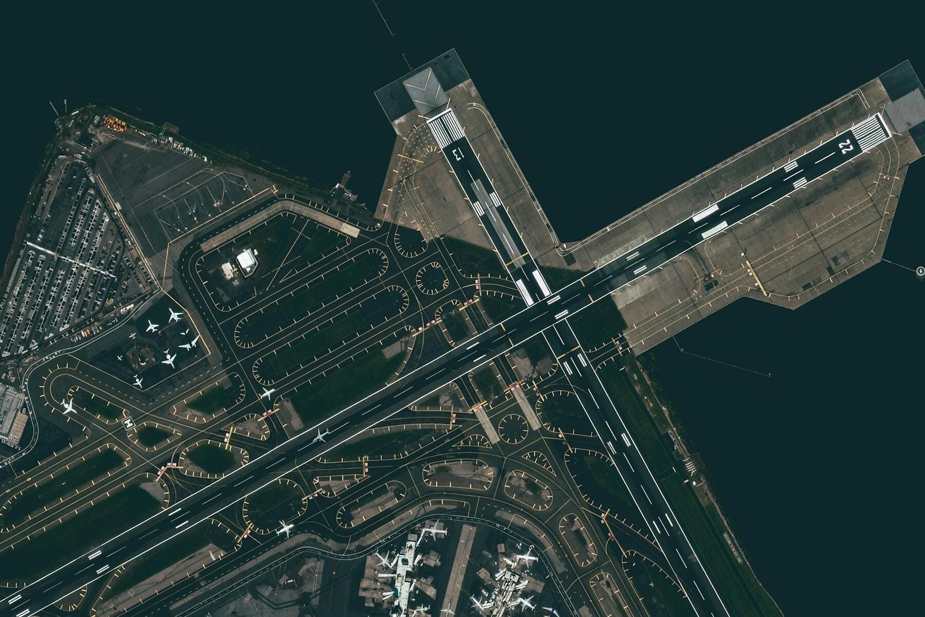 La Guardia ferme ses portes après qu'une collision avec Air Canada a tué un pilote et un copilote