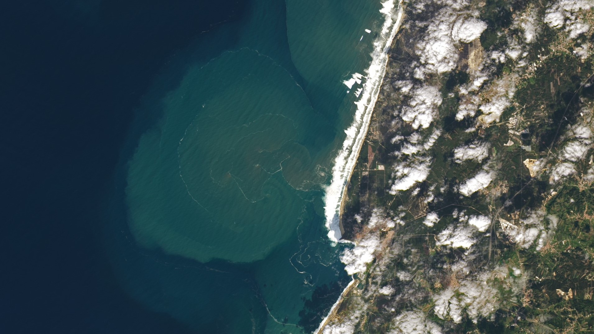 Une image satellite de vagues massives de 7 étages s'écrasant sur la côte portugaise près de Nazaré le 29 octobre 2020.
