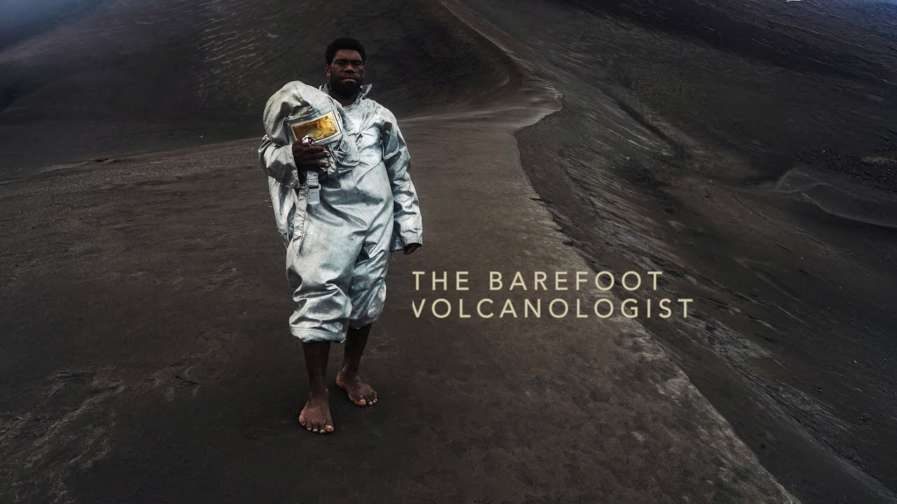 Le volcanologue aux pieds nus - YouTube