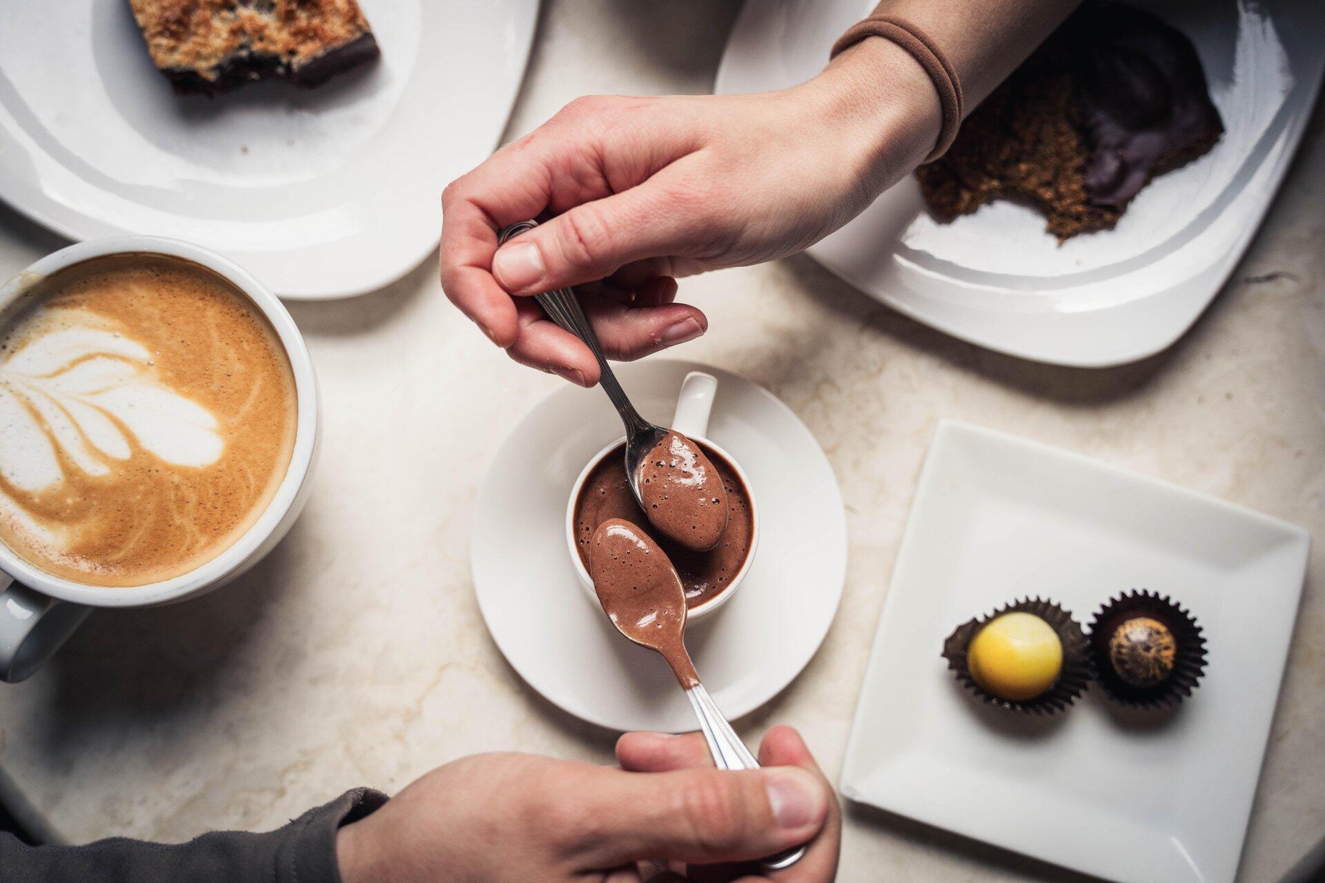 Fiasco Media Explorez le centre-ville d'Asheville Shopping des Fêtes 2024 French Broad Chocolates Coffee Cafe-19-large