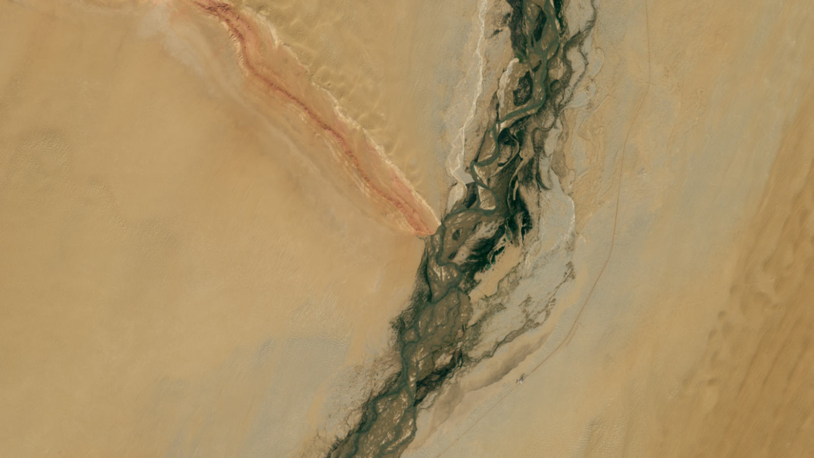Une photo satellite d'un énorme Y en forme de Y dans le désert, composé d'une rivière et d'une crête de montagne