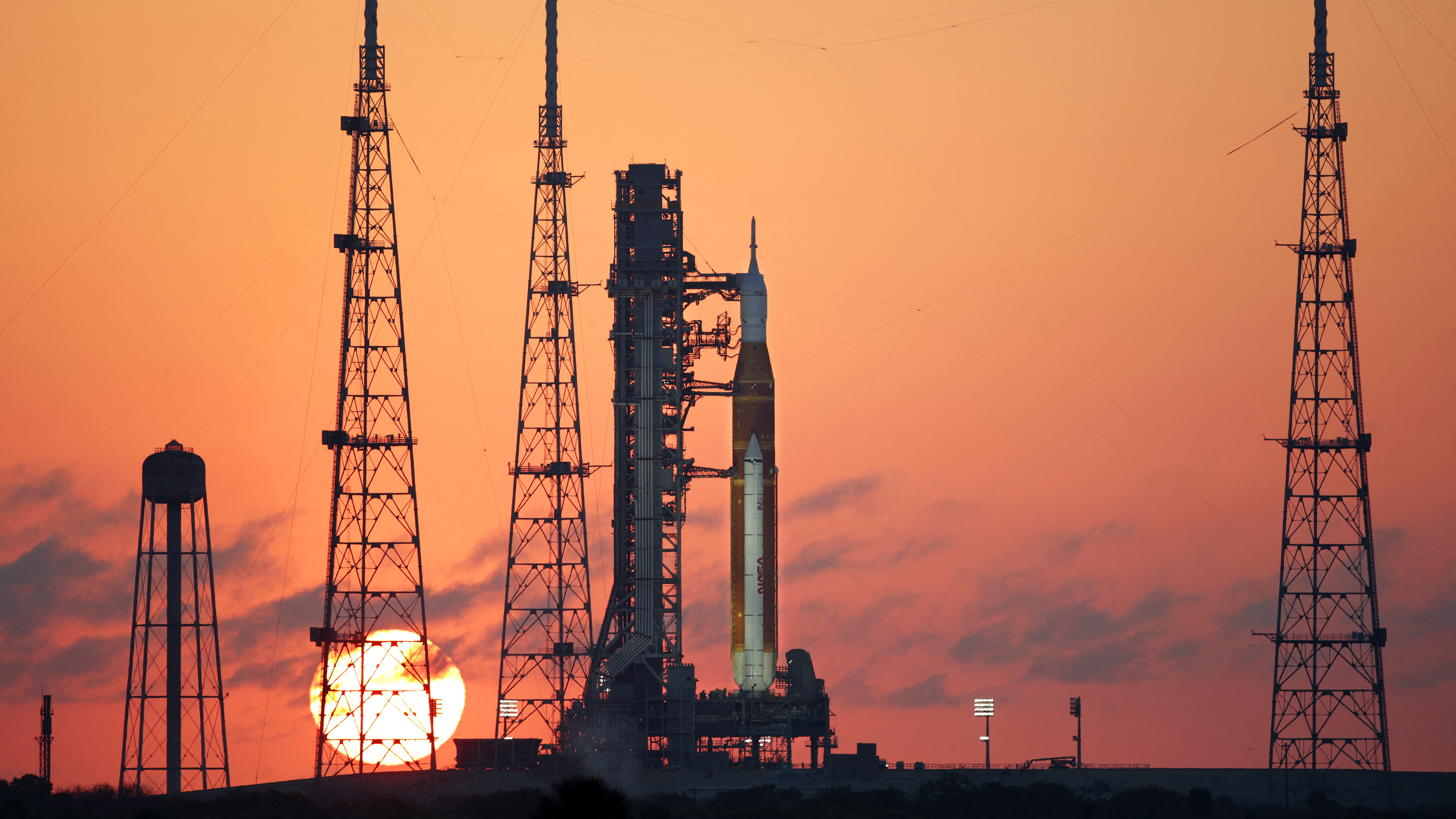 La fusée Artemis II sur une rampe de lancement au Kennedy Space Center en Floride au lever du soleil.  