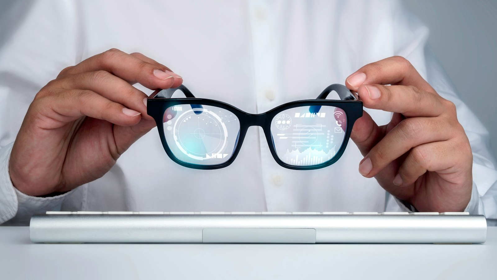 Quelqu'un tenant des lunettes intelligentes.