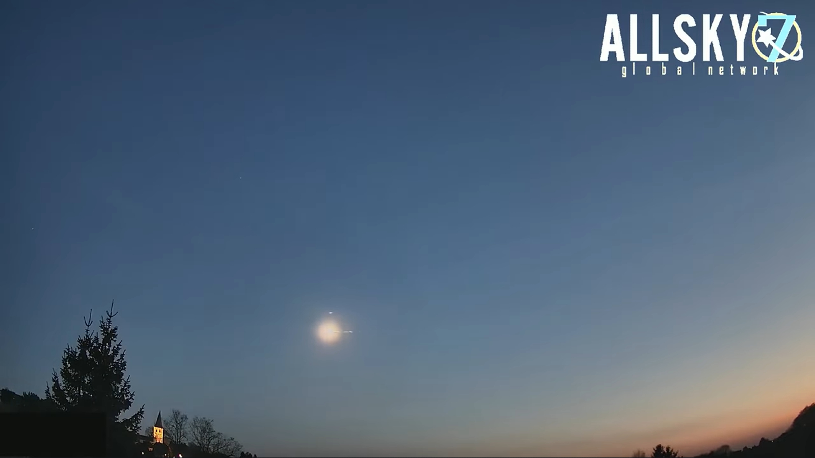 Photographie d'un éclair lumineux dans le ciel du soir au-dessus de l'Allemagne