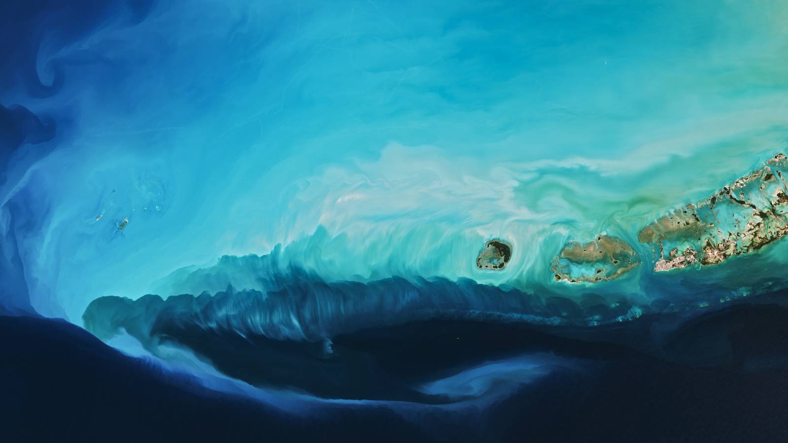 Un magnifique panache bleu clair tourbillonnant dans la mer au large de Key West