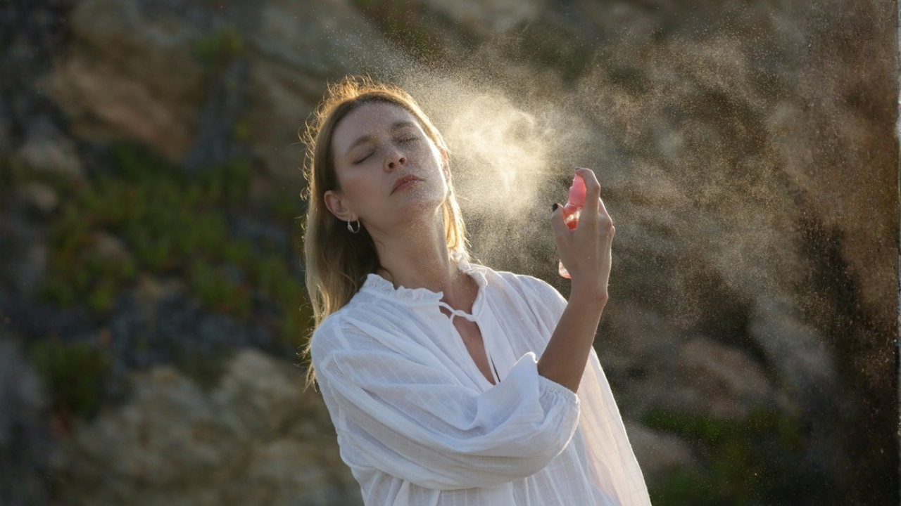 13 brumes pour le visage qui font du bien après une promenade ensoleillée