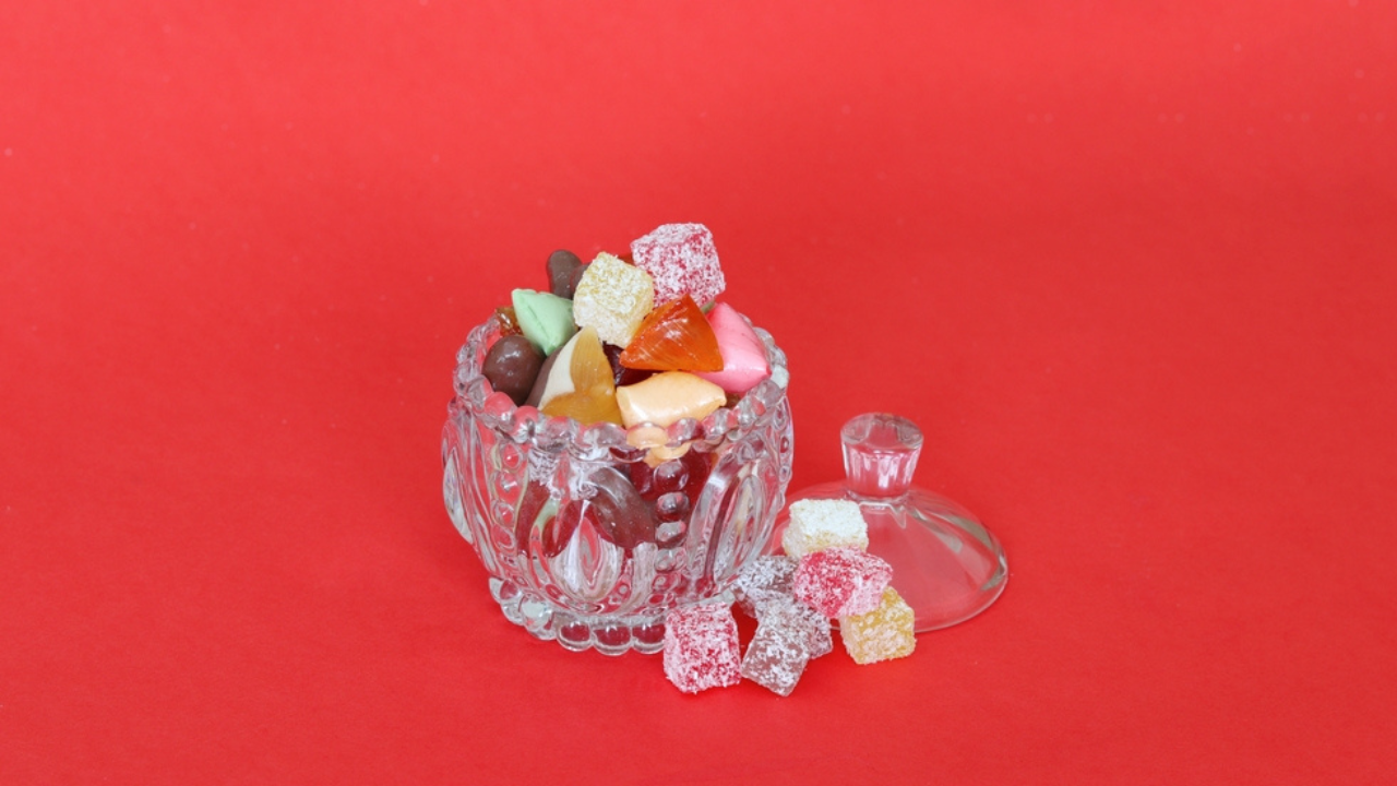 14 plats à bonbons et assiettes à œufs en verre pressé que les gens collectionnent