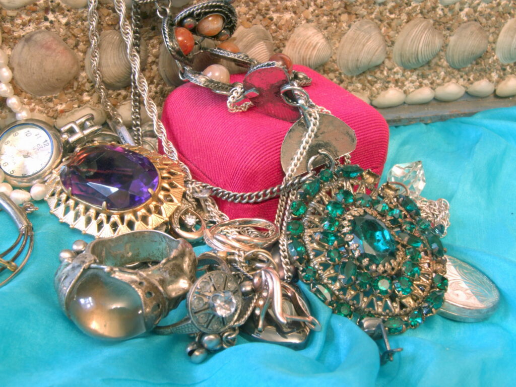 12 marques de bijoux fantaisie vintage qui aident à identifier les meilleures pièces