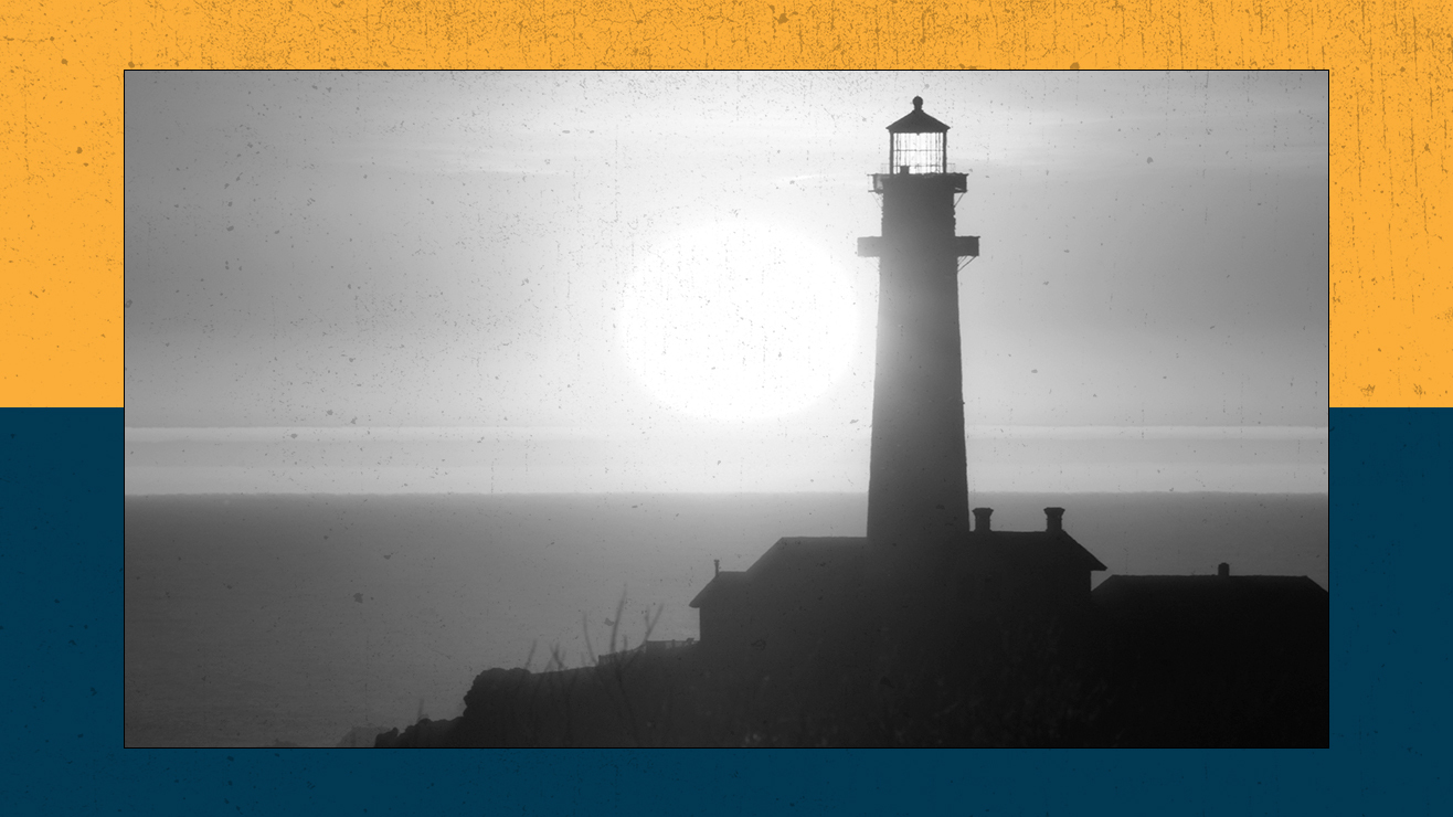 Le soleil se couche derrière le phare de Pigeon Point par temps chaud à Pescadero, Californie, États-Unis, le 17 mars 2026.