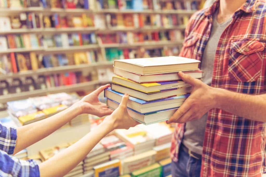librairie universitaire avec deux personnes échangeant des livres