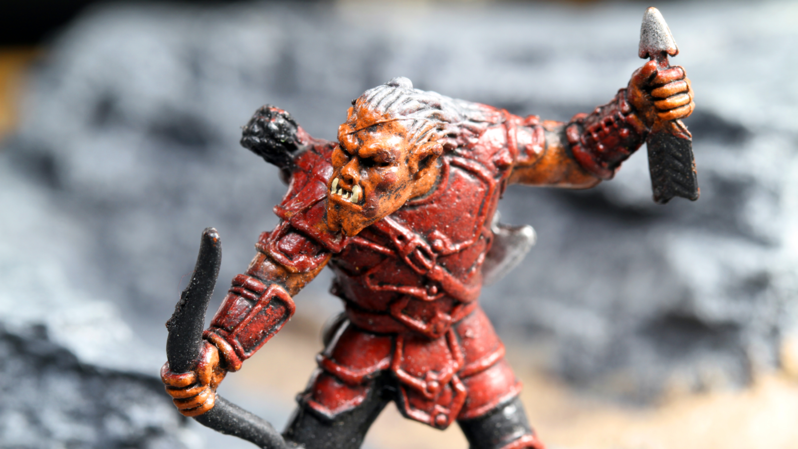 Vancouver, Canada - 15 janvier 2012 : Un archer hobgobelin du jeu de table Donjons et Dragons Wizards of the Coast, posé sur un fond rocheux.