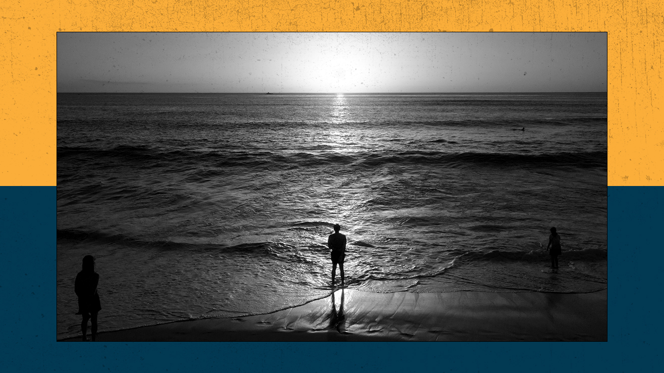 Coucher de soleil sur la plage de Windansea à La Jolla pendant une vague de chaleur hivernale le 31 janvier 2026 à San Diego, en Californie.