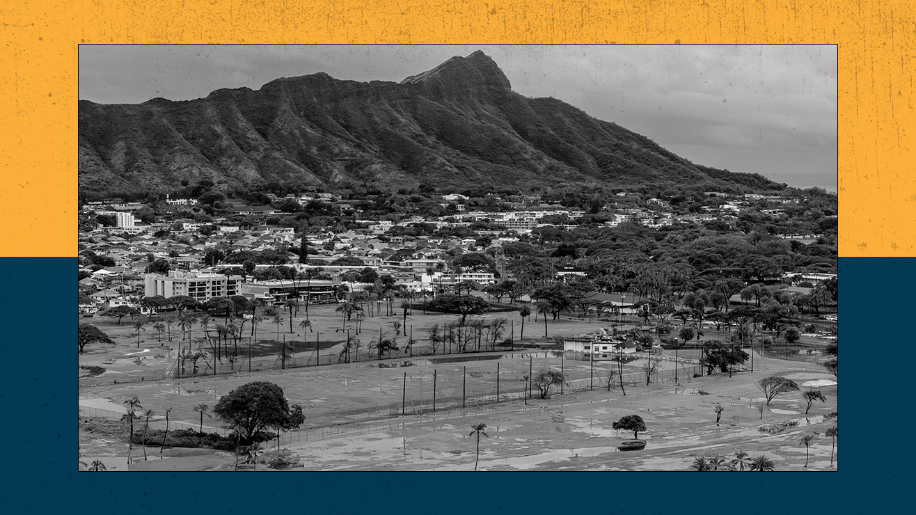 Un golf inondé au premier plan et une montagne en arrière-plan.