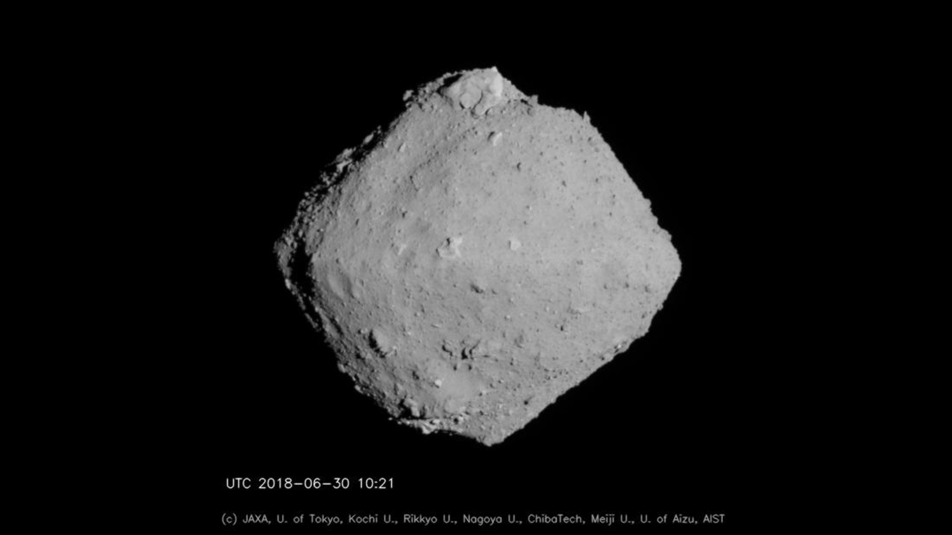Une photo de l'astéroïde Ryugu dans l'espace. 
