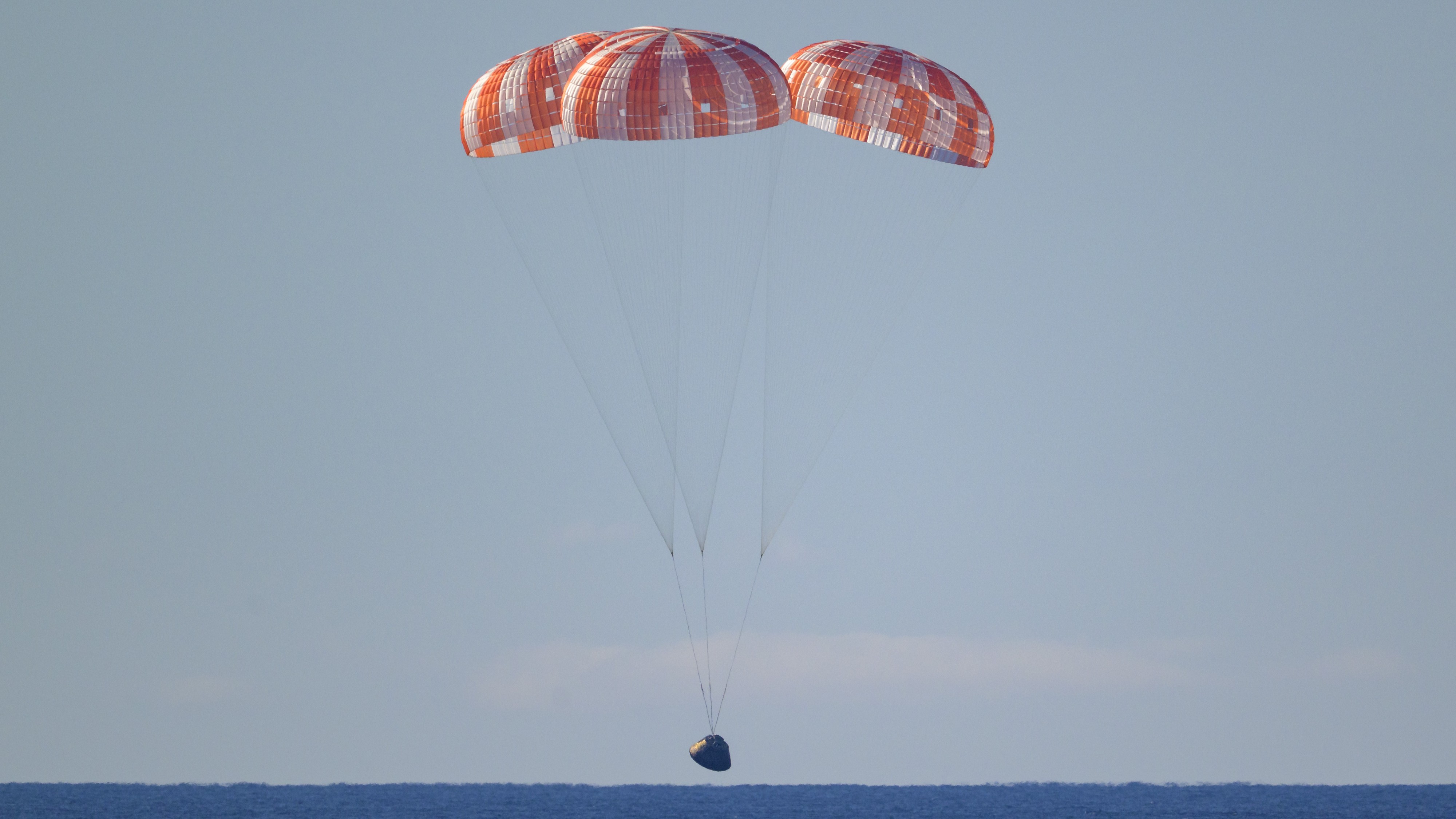 La capsule Orion d'Artemis II flottant dans l'océan Pacifique