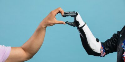 L&rsquo;IA pour les textes de rupture ? Comment les chatbots « flagorneurs » nuisent à notre capacité à gérer des situations sociales difficiles.