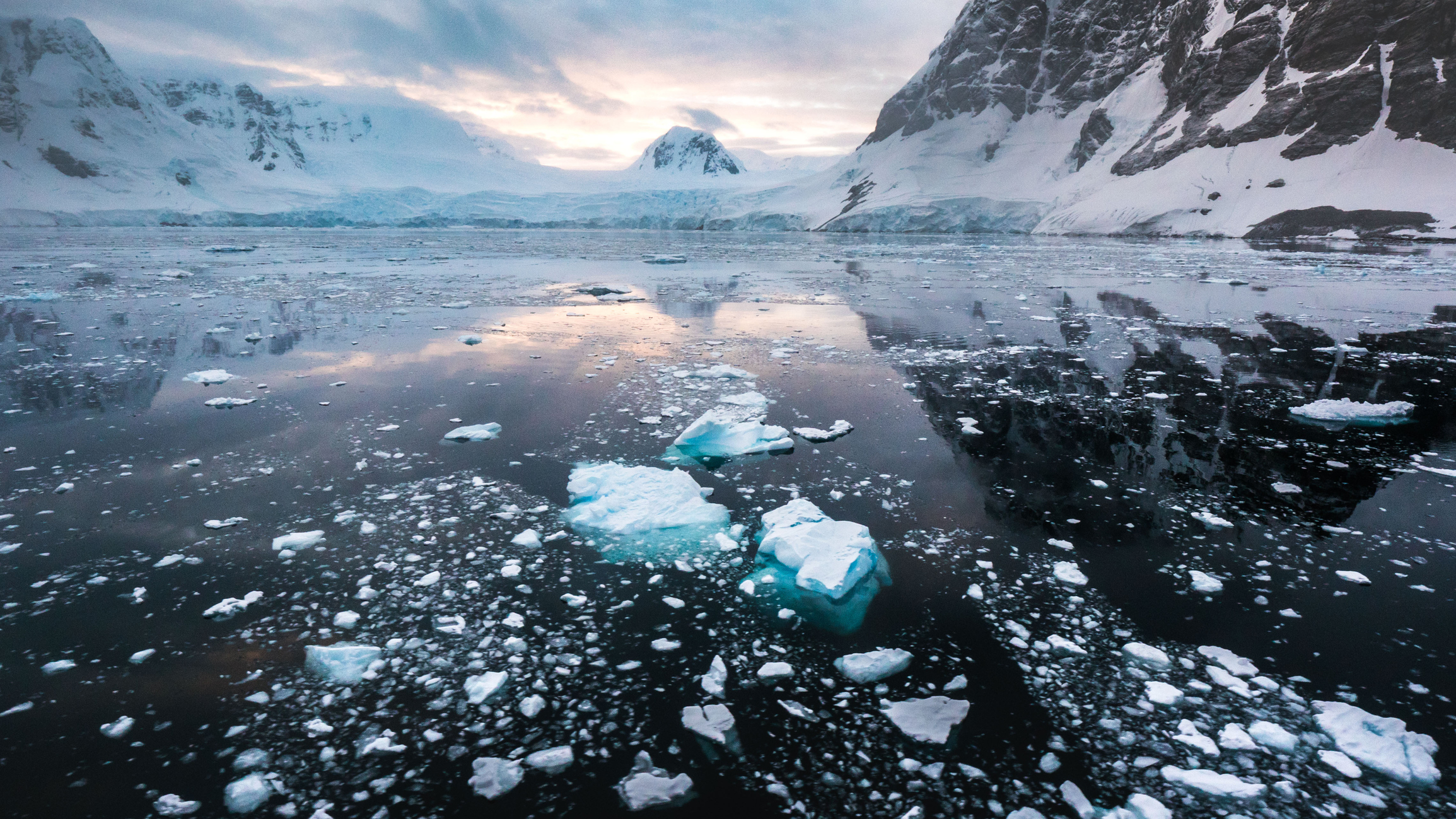 Fonte des glaces de mer, de la neige et des montagnes en Antarctique.