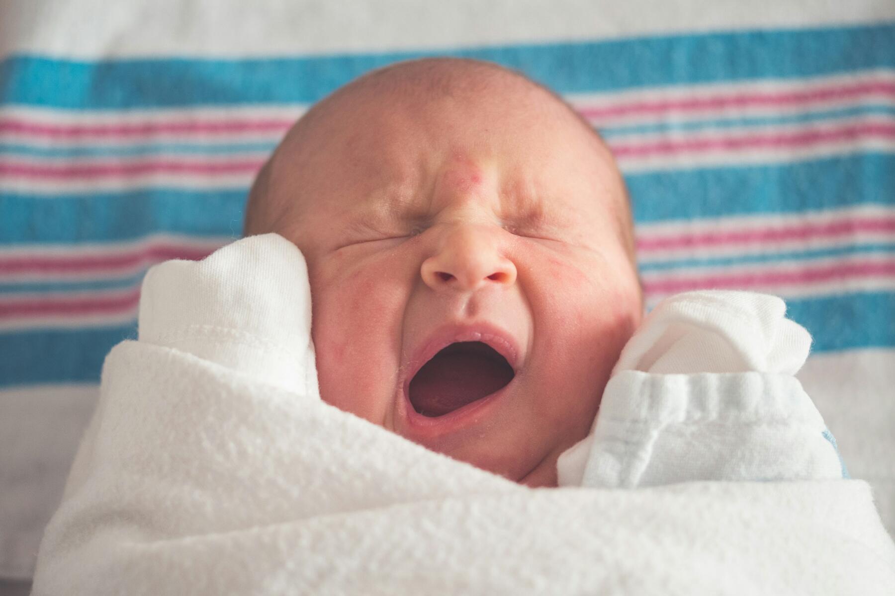 Les parents avec un bébé qui pleure ont démarré leur vol