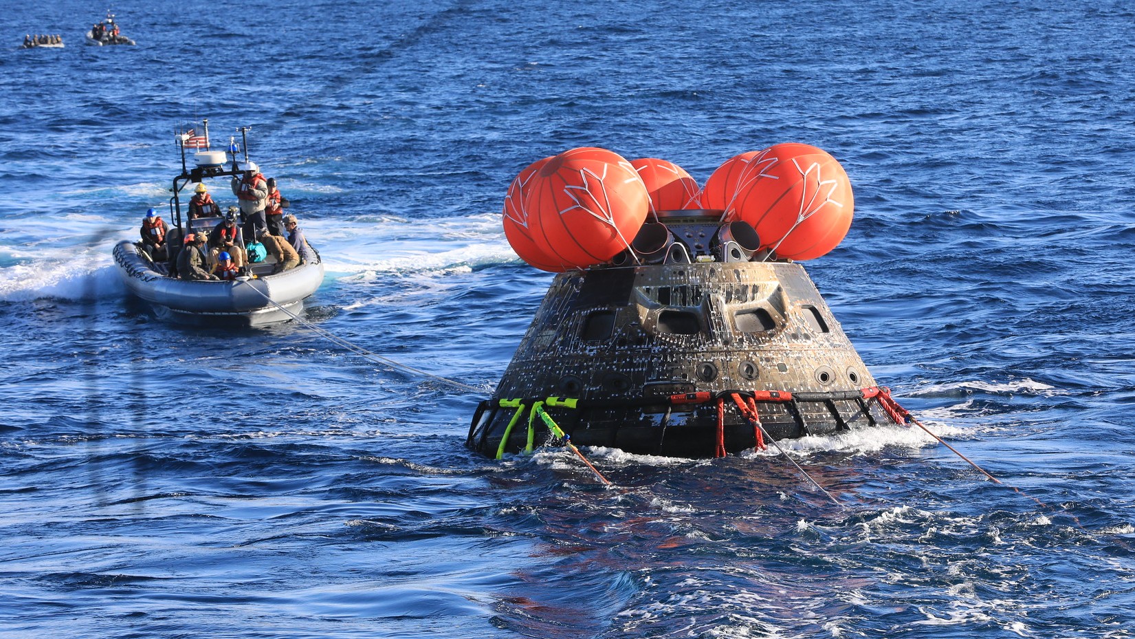 Une photo de la capsule Artemis I Orion dans l'océan après l'amerrissage. 