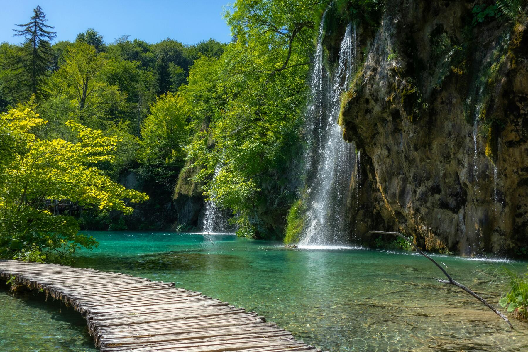 Promenez-vous à travers les cascades de l'un des parcs nationaux les plus incroyables au monde