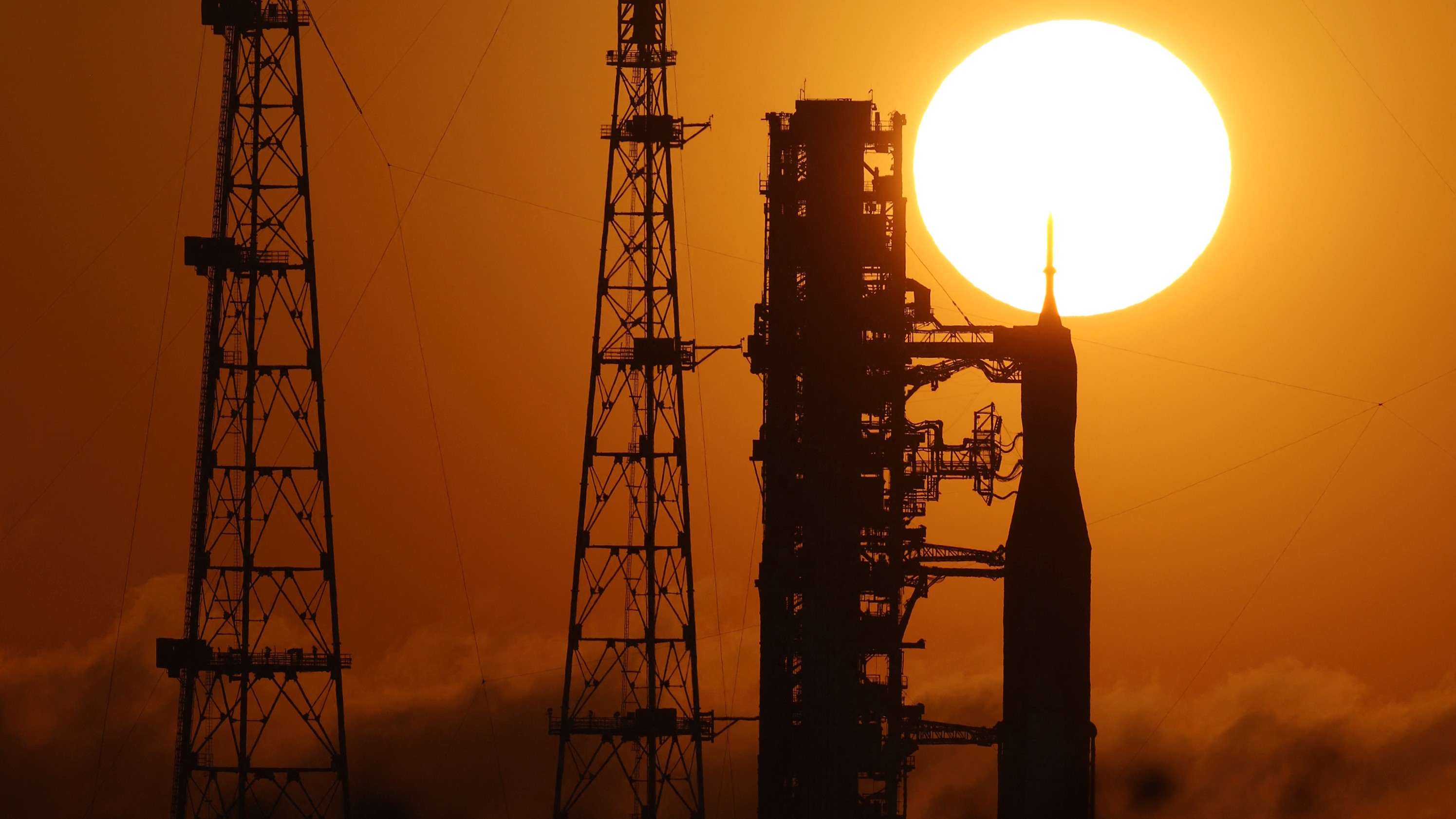Une photo du soleil se levant au-dessus de la fusée Artemis II Space Launch System et du vaisseau spatial Orion au Kennedy Space Center en Floride. 