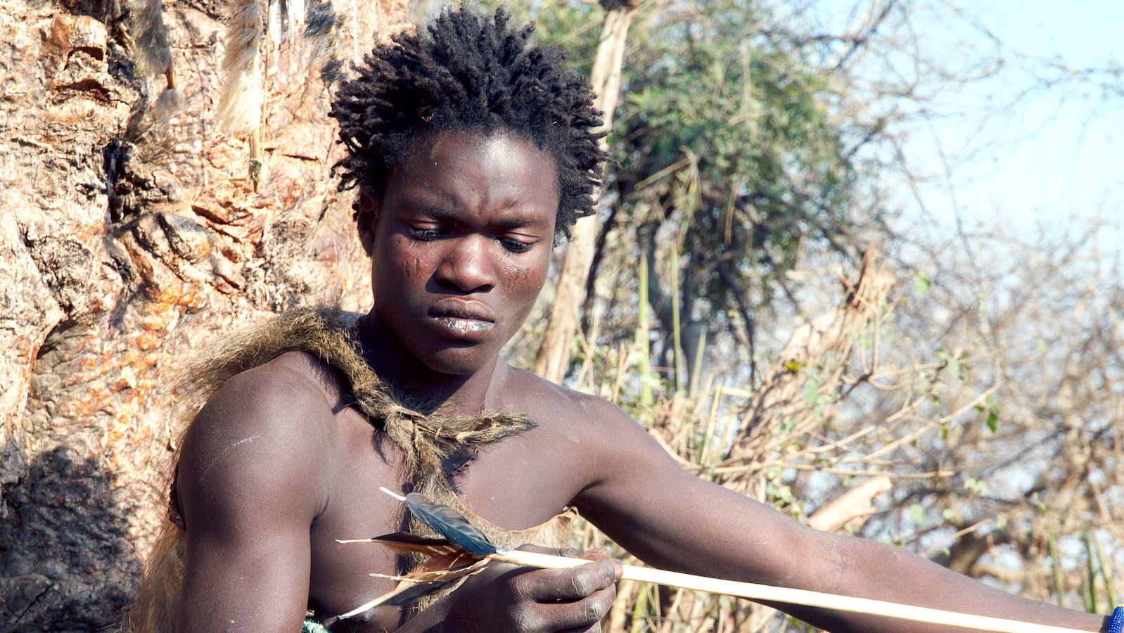 Homme Hadza faisant une flèche