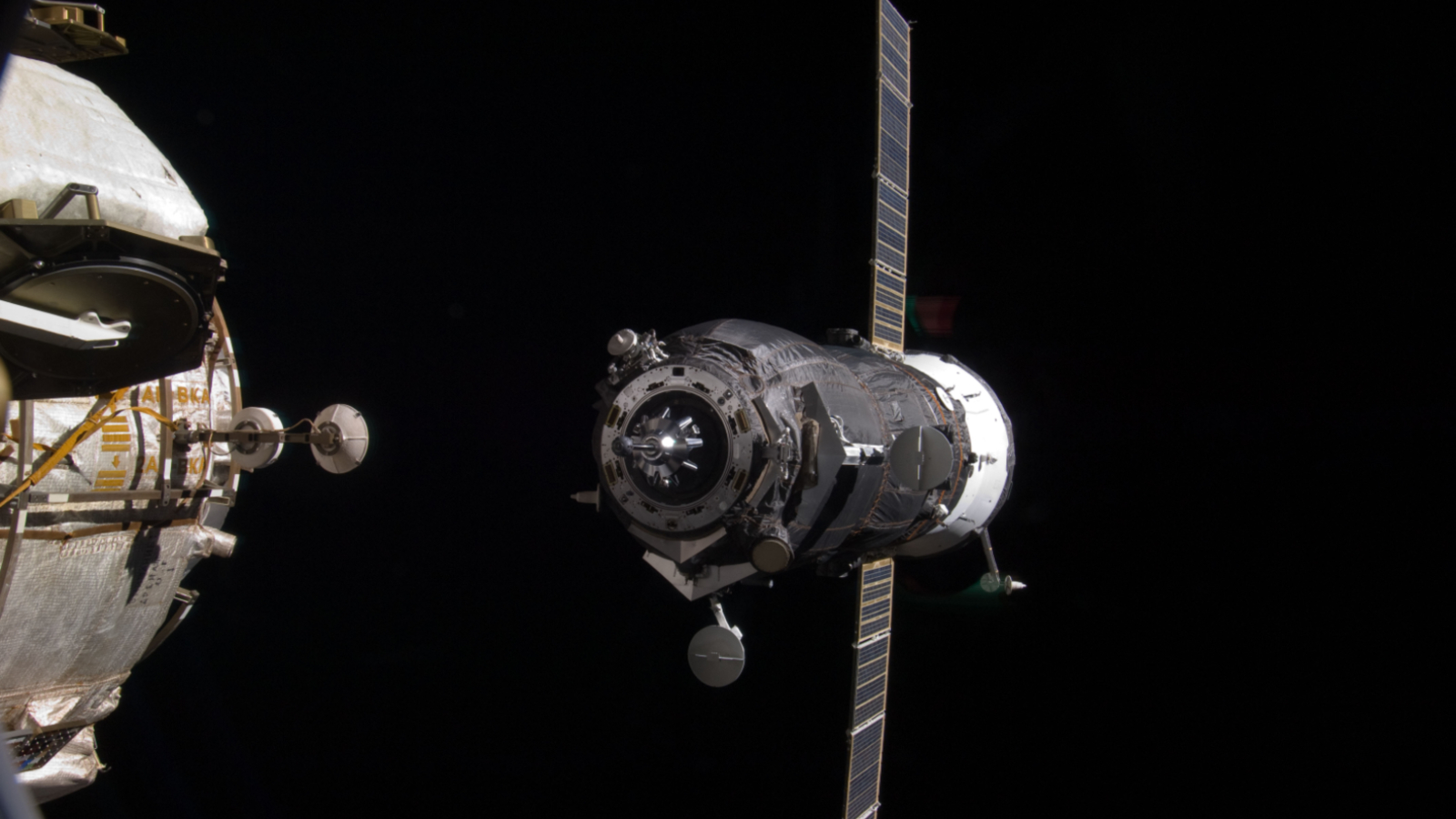 Photo d'un vaisseau spatial Progress amarré à l'ISS