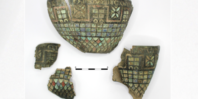 Une tasse souvenir vieille de 1 900 ans représentant le mur d&rsquo;Hadrien et les forts romains découverte en Espagne