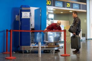 Pourquoi les gens emballent-ils sous film rétractable leurs bagages à l’aéroport ?