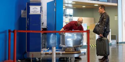 Pourquoi les gens emballent-ils sous film rétractable leurs bagages à l’aéroport ?