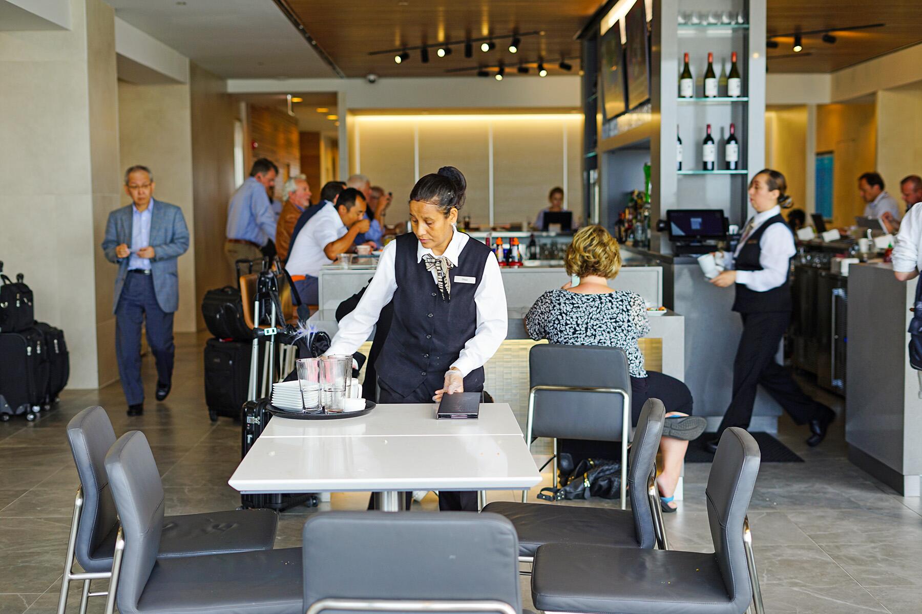 Est-il moins cher d'acheter de la nourriture à l'aéroport ou de payer un pass pour les salons ?