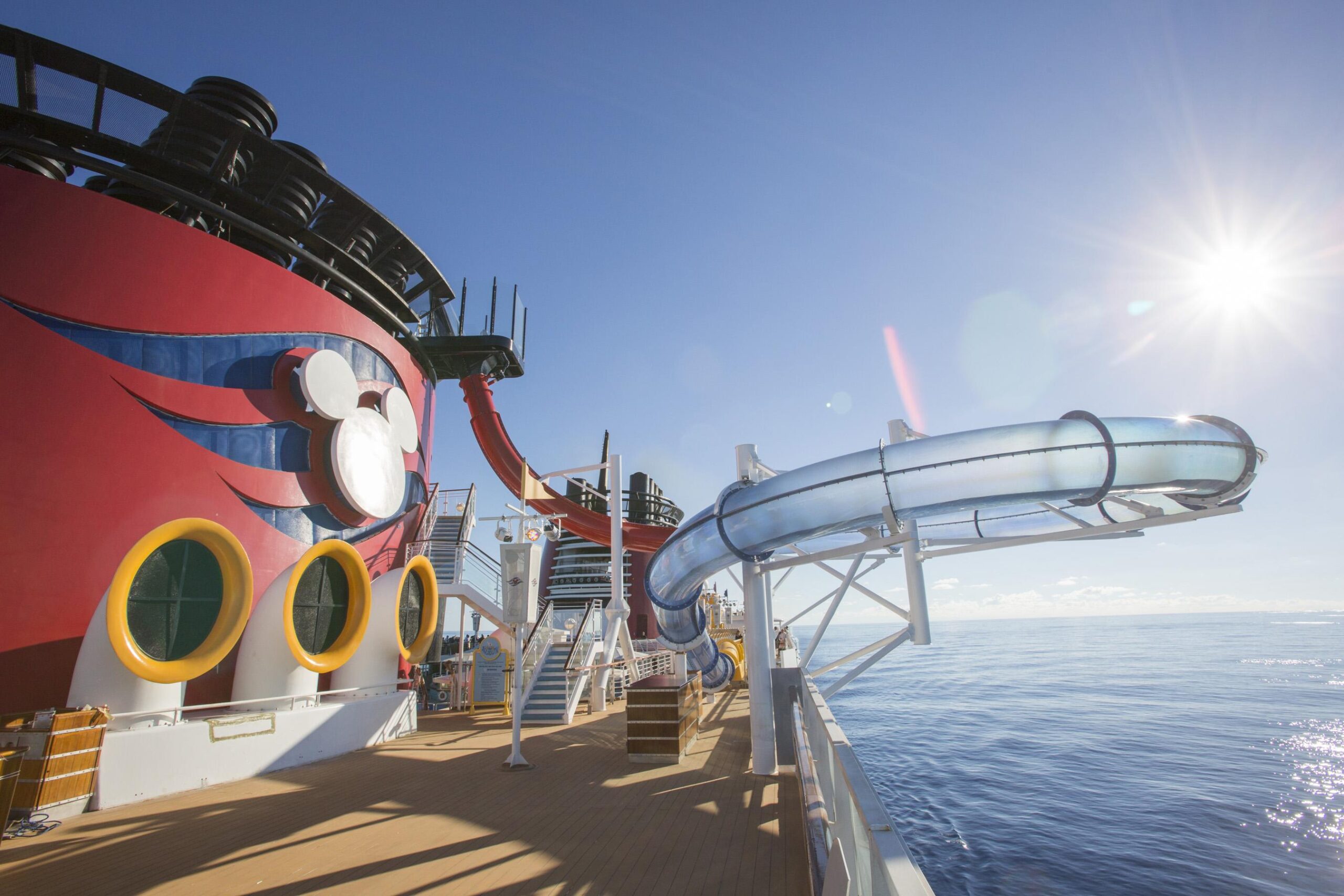 Le plus grand navire de croisière de Disney échoue de façon spectaculaire. Les passagers sont furieux après une annulation soudaine