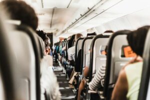 Pourriez-vous être poursuivi pour avoir bousculé quelqu’un lors d’une évacuation d’avion ?