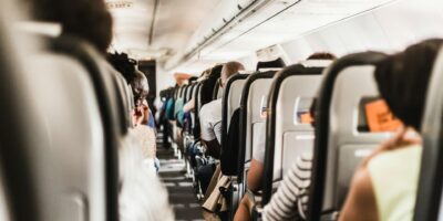 Pourriez-vous être poursuivi pour avoir bousculé quelqu’un lors d’une évacuation d’avion ?