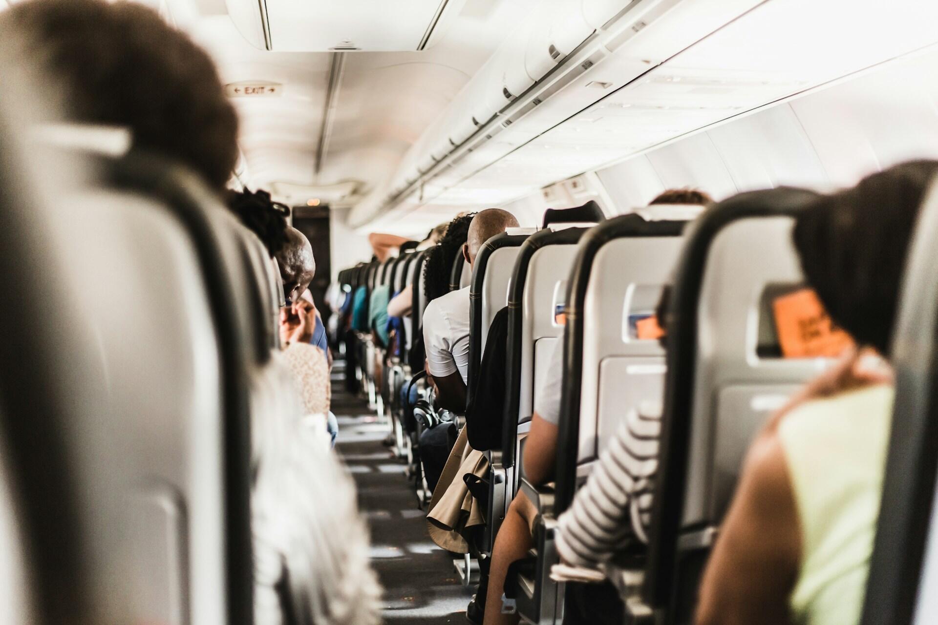 Pourriez-vous être poursuivi pour avoir bousculé quelqu’un lors d’une évacuation d’avion ?