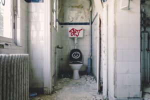 Un touriste passe des heures dans les excréments après l'effondrement des toilettes