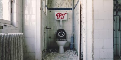 Un touriste passe des heures dans les excréments après l&rsquo;effondrement des toilettes