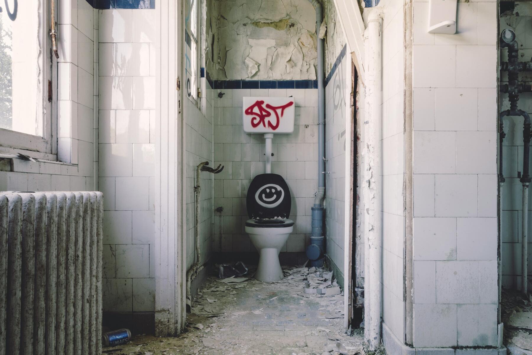Un touriste passe des heures dans les excréments après l'effondrement des toilettes