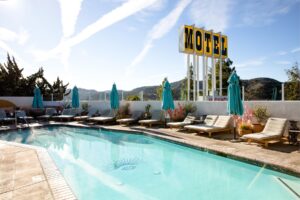 10 motels classiques en bord de route qui ont obtenu un magnifique éclat moderne