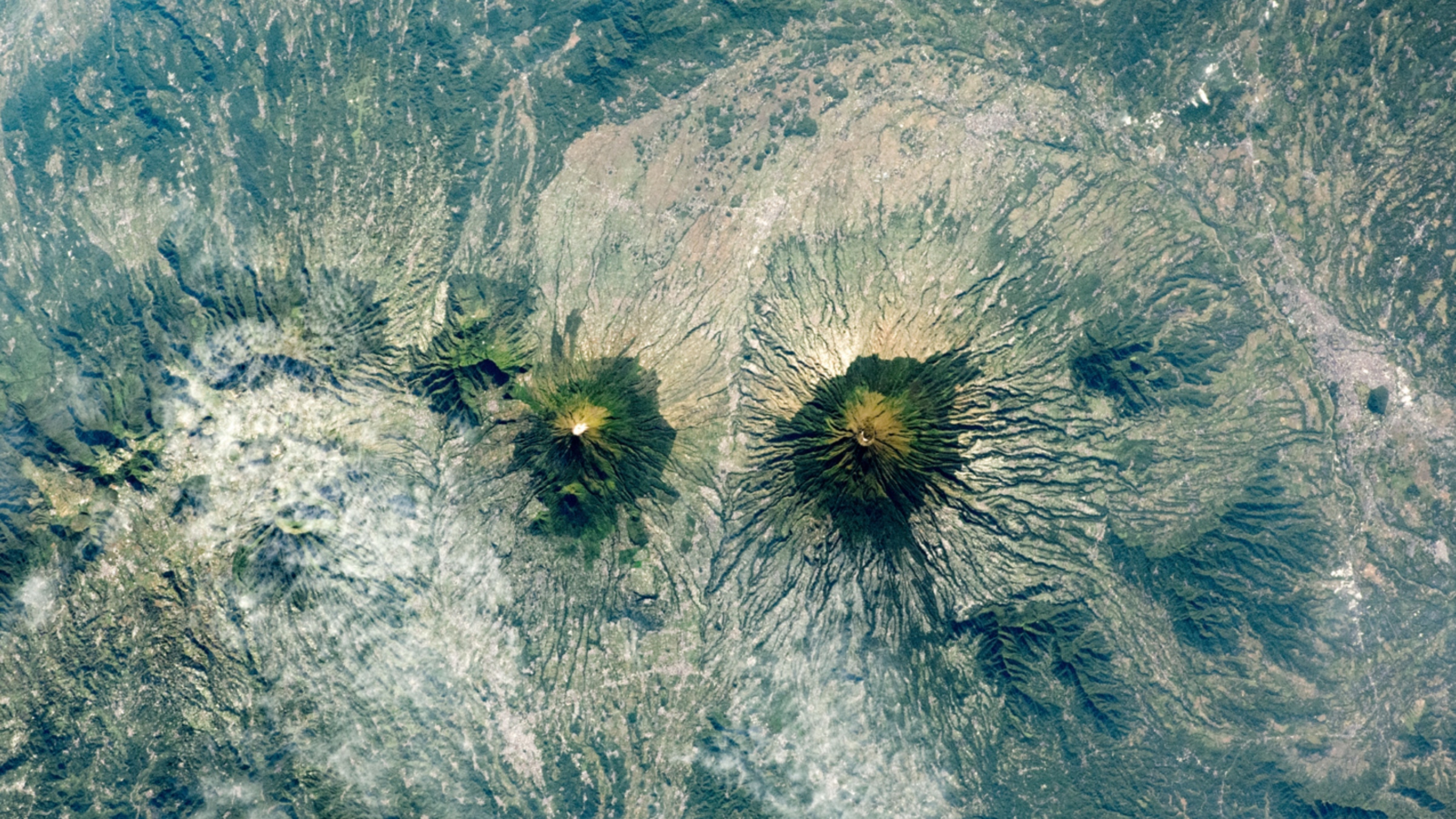 Une photo d'astronaute de deux volcans presque identiques se tenant côte à côte sur l'île de Java en Indonésie.