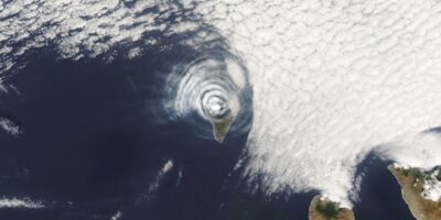 D&rsquo;étranges anneaux nuageux en forme de cible apparaissent au-dessus d&rsquo;un volcan en éruption sur une île de l&rsquo;Atlantique — La Terre vue de l&rsquo;espace