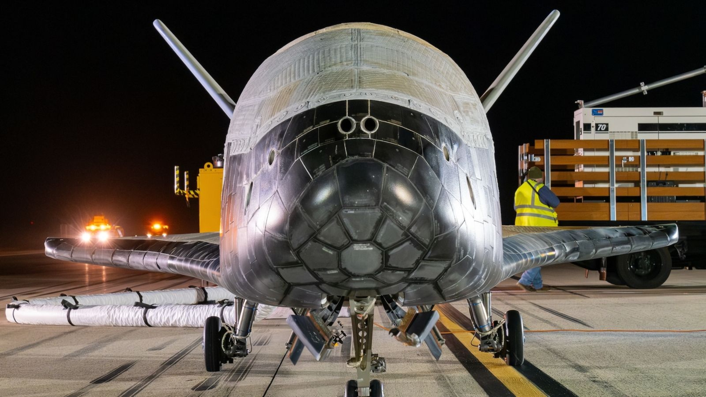 Une photo de l'avion spatial X-37B prise juste devant le cône avant du véhicule.