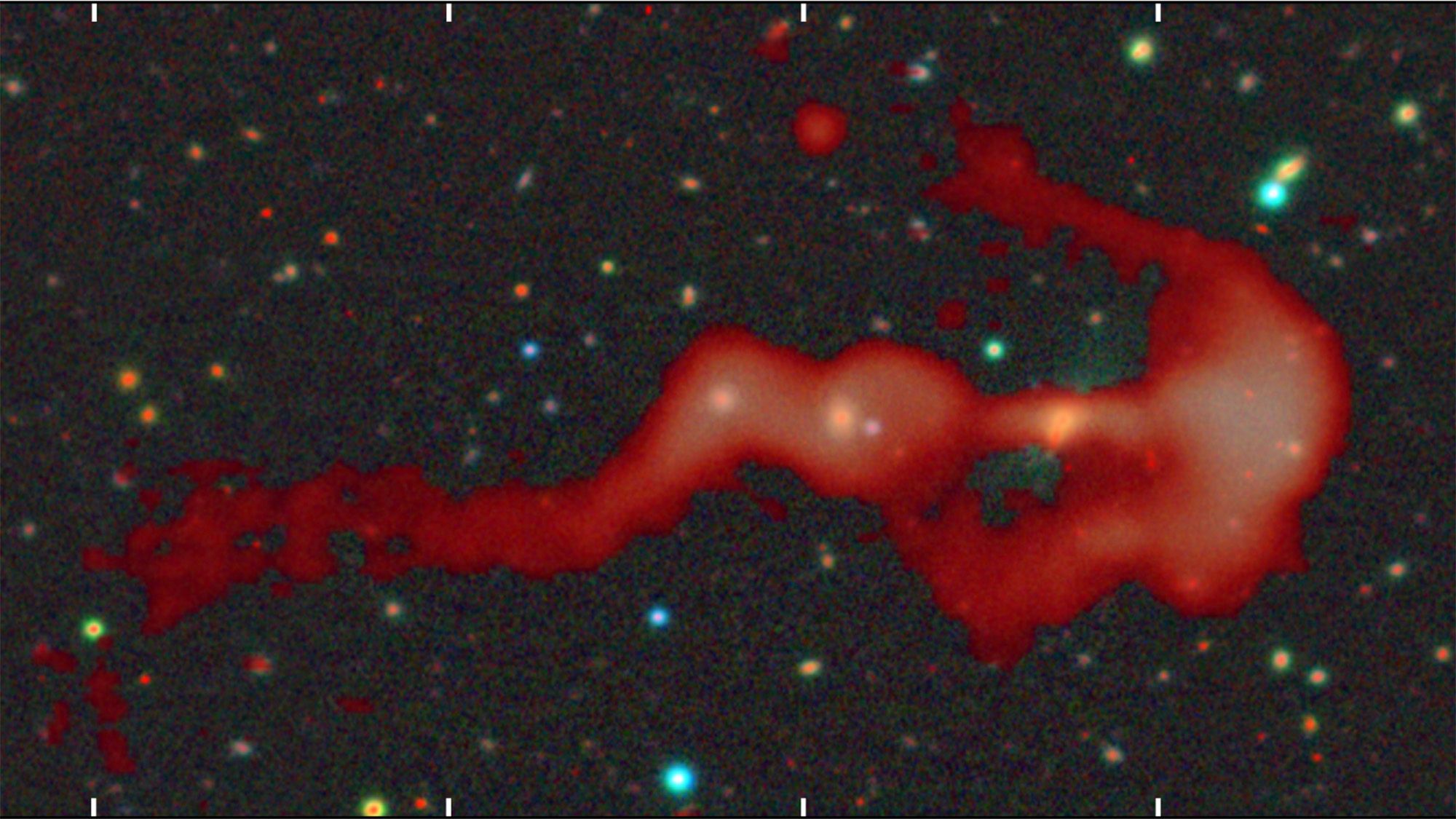 Dans le mille ! L’énorme galaxie « arc et flèche » ne ressemble à rien de ce que les radioastronomes ont jamais vu – Photo spatiale de la semaine